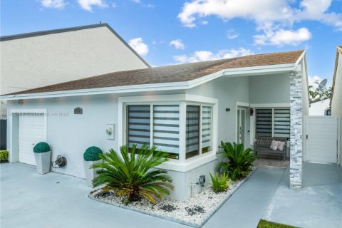 House in Miami, Florida 3 bedrooms, 140.65 sq.m. № 1956839 - photo 1