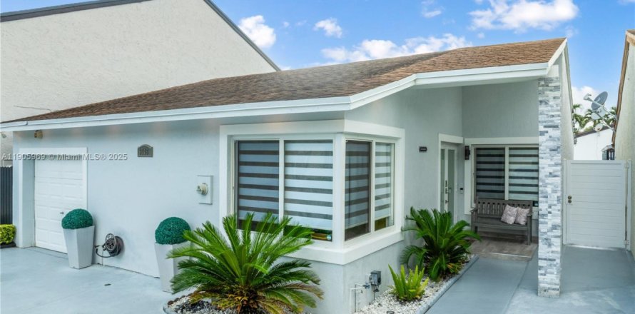 House in Miami, Florida 3 bedrooms, 140.65 sq.m. № 1956839