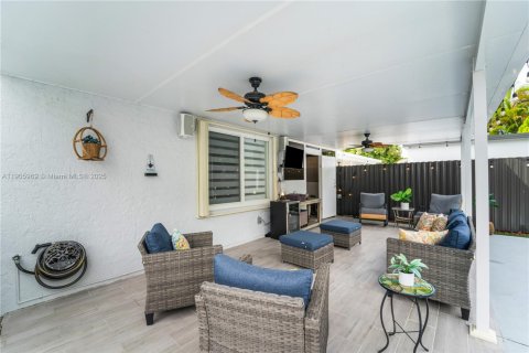 House in Miami, Florida 3 bedrooms, 140.65 sq.m. № 1956839 - photo 21