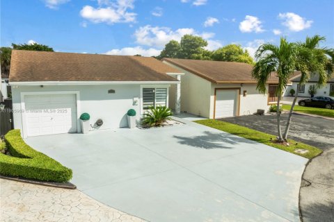 House in Miami, Florida 3 bedrooms, 140.65 sq.m. № 1956839 - photo 3