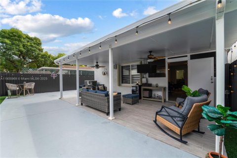 House in Miami, Florida 3 bedrooms, 140.65 sq.m. № 1956839 - photo 24