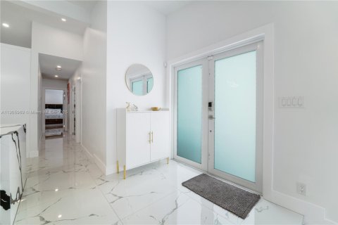 House in Miami, Florida 3 bedrooms, 140.65 sq.m. № 1956839 - photo 5