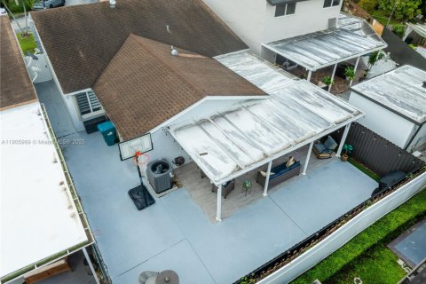 House in Miami, Florida 3 bedrooms, 140.65 sq.m. № 1956839 - photo 27