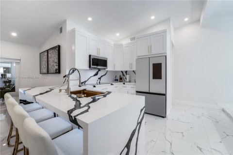 House in Miami, Florida 3 bedrooms, 140.65 sq.m. № 1956839 - photo 6