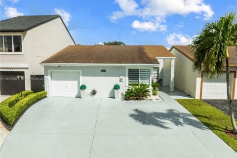 House in Miami, Florida 3 bedrooms, 140.65 sq.m. № 1956839 - photo 2