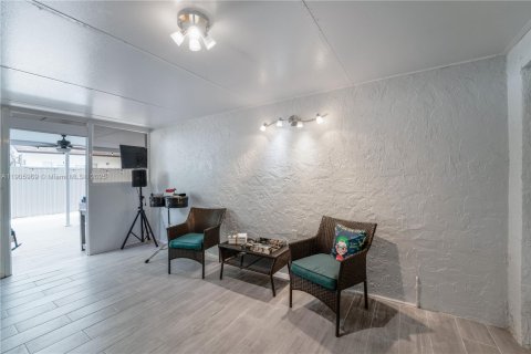 House in Miami, Florida 3 bedrooms, 140.65 sq.m. № 1956839 - photo 18