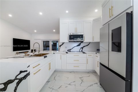 House in Miami, Florida 3 bedrooms, 140.65 sq.m. № 1956839 - photo 7