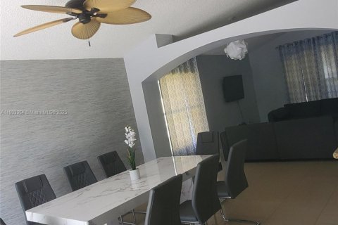 Casa en alquiler en Kissimmee, Florida, 3 dormitorios, 137.5 m2 № 2012104 - foto 2