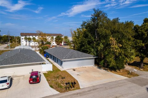 Villa ou maison à vendre à Fort Myers, Floride: 6 chambres, 108.7 m2 № 2002296 - photo 2