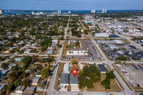 Villa ou maison à vendre à Fort Myers, Floride: 6 chambres, 108.7 m2 № 2002296 - photo 6