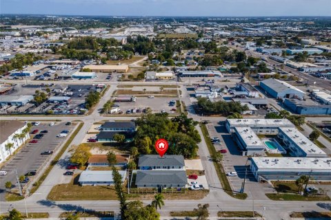 Villa ou maison à vendre à Fort Myers, Floride: 6 chambres, 108.7 m2 № 2002296 - photo 8