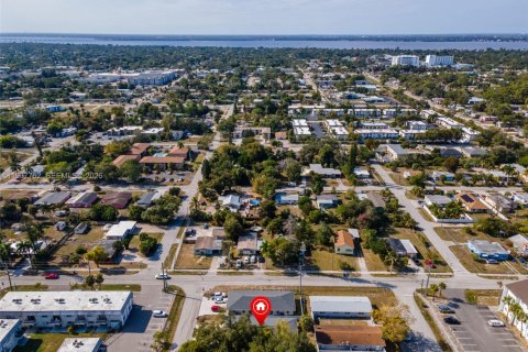 Villa ou maison à vendre à Fort Myers, Floride: 6 chambres, 108.7 m2 № 2002296 - photo 4