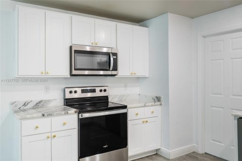 Villa ou maison à vendre à Fort Myers, Floride: 6 chambres, 108.7 m2 № 2002296 - photo 22