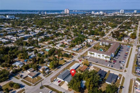 Villa ou maison à vendre à Fort Myers, Floride: 6 chambres, 108.7 m2 № 2002296 - photo 5