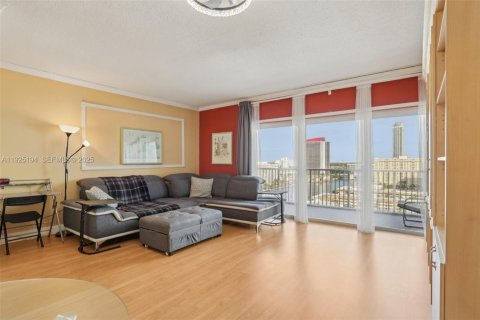 Купить кондоминиум в Халландейл-Бич, Флорида 50.63м2, № 1984235 - фото 7