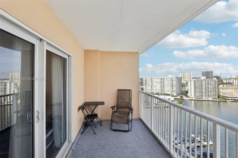 Купить кондоминиум в Халландейл-Бич, Флорида 50.63м2, № 1984235 - фото 23