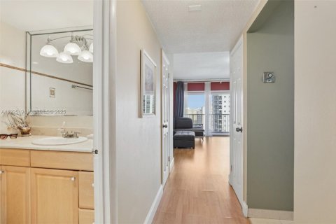 Купить кондоминиум в Халландейл-Бич, Флорида 50.63м2, № 1984235 - фото 3