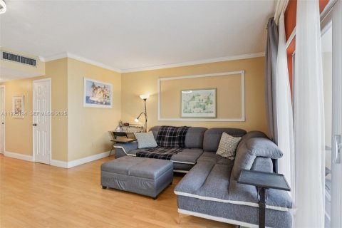 Купить кондоминиум в Халландейл-Бич, Флорида 50.63м2, № 1984235 - фото 10