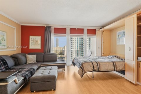 Купить кондоминиум в Халландейл-Бич, Флорида 50.63м2, № 1984235 - фото 11