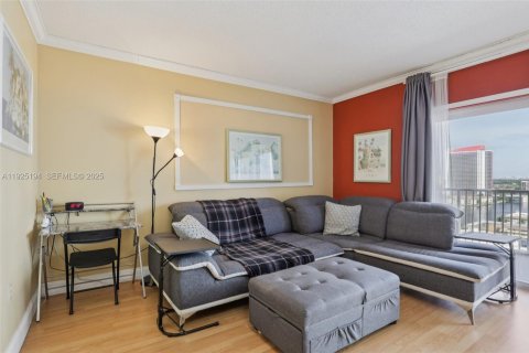 Купить кондоминиум в Халландейл-Бич, Флорида 50.63м2, № 1984235 - фото 4