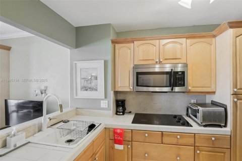 Купить кондоминиум в Халландейл-Бич, Флорида 50.63м2, № 1984235 - фото 15