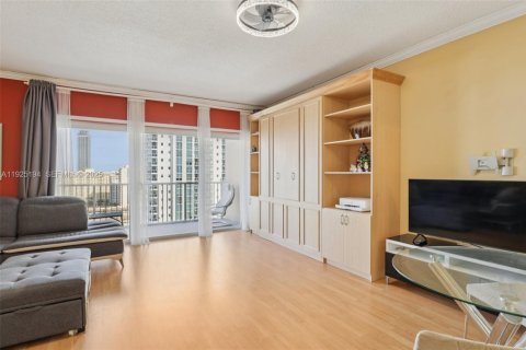 Купить кондоминиум в Халландейл-Бич, Флорида 50.63м2, № 1984235 - фото 6