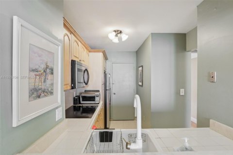 Купить кондоминиум в Халландейл-Бич, Флорида 50.63м2, № 1984235 - фото 18