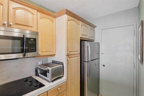 Купить кондоминиум в Халландейл-Бич, Флорида 50.63м2, № 1984235 - фото 16