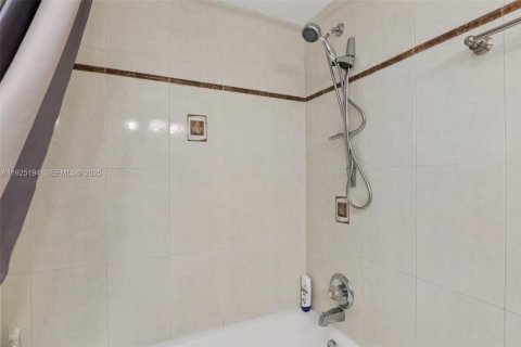 Купить кондоминиум в Халландейл-Бич, Флорида 50.63м2, № 1984235 - фото 22