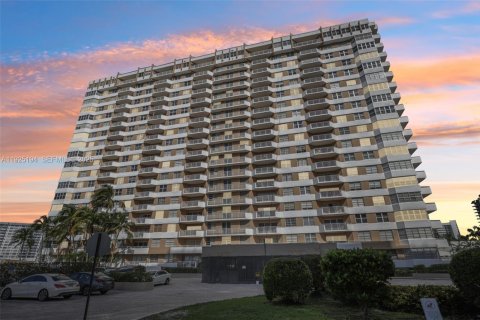 Купить кондоминиум в Халландейл-Бич, Флорида 50.63м2, № 1984235 - фото 30