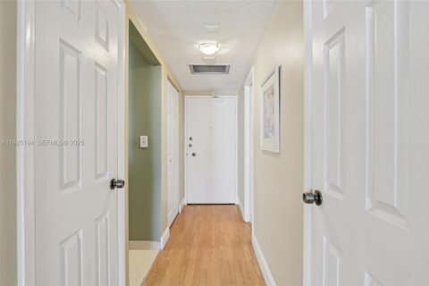 Купить кондоминиум в Халландейл-Бич, Флорида 50.63м2, № 1984235 - фото 2