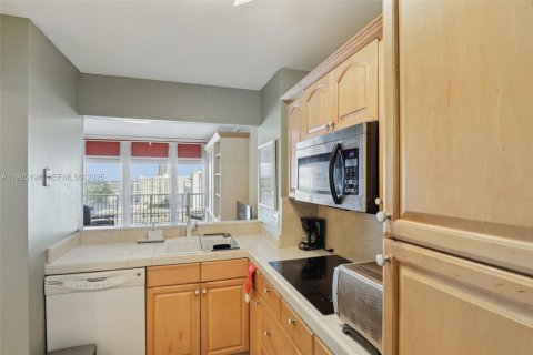 Купить кондоминиум в Халландейл-Бич, Флорида 50.63м2, № 1984235 - фото 17