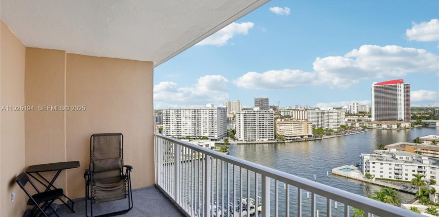 Студия в кондо в Халландейл-Бич, Флорида № 1984235