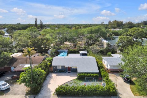 House in Fort Lauderdale, Florida 3 bedrooms, 130.99 sq.m. № 2058354 - photo 24