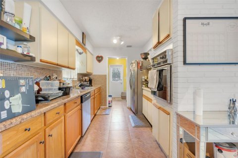 House in Fort Lauderdale, Florida 3 bedrooms, 130.99 sq.m. № 2058354 - photo 7