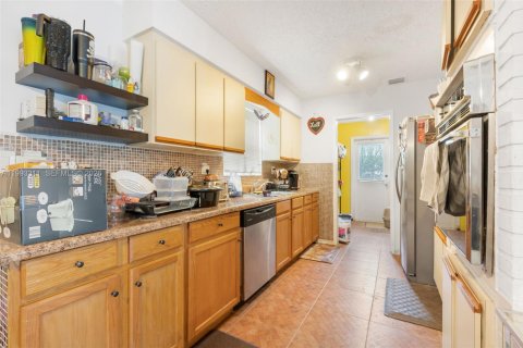 House in Fort Lauderdale, Florida 3 bedrooms, 130.99 sq.m. № 2058354 - photo 8