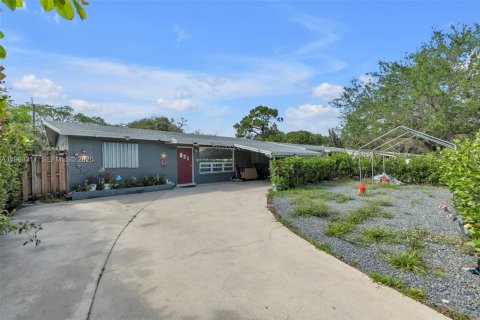 House in Fort Lauderdale, Florida 3 bedrooms, 130.99 sq.m. № 2058354