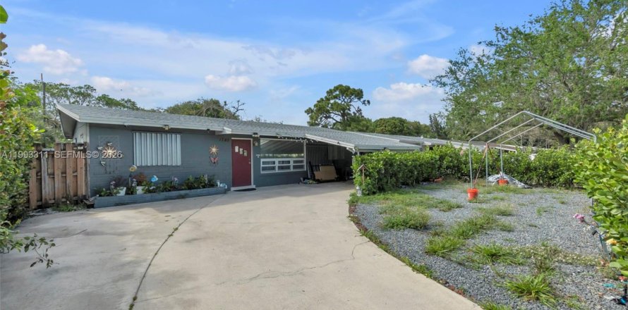 House in Fort Lauderdale, Florida 3 bedrooms, 130.99 sq.m. № 2058354