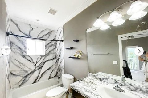 House in Miami, Florida 3 bedrooms, 321.44 sq.m. № 1994831 - photo 21