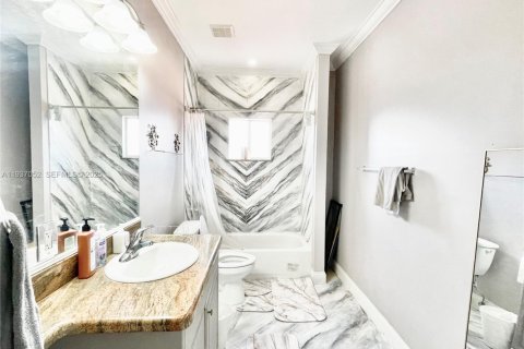 House in Miami, Florida 3 bedrooms, 321.44 sq.m. № 1994831 - photo 20