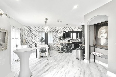 House in Miami, Florida 3 bedrooms, 321.44 sq.m. № 1994831 - photo 8