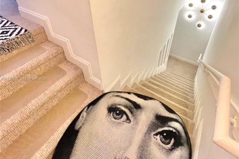 House in Miami, Florida 3 bedrooms, 321.44 sq.m. № 1994831 - photo 25