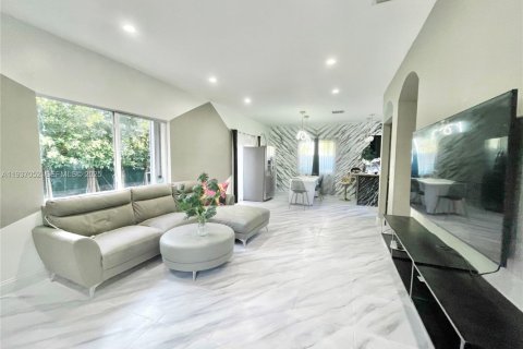 House in Miami, Florida 3 bedrooms, 321.44 sq.m. № 1994831 - photo 7