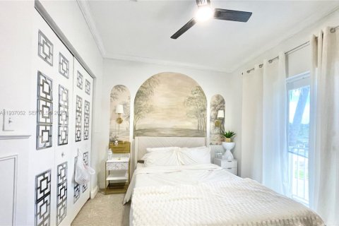 House in Miami, Florida 3 bedrooms, 321.44 sq.m. № 1994831 - photo 16