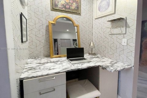 House in Miami, Florida 3 bedrooms, 321.44 sq.m. № 1994831 - photo 23