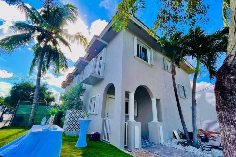 House in Miami, Florida 3 bedrooms, 321.44 sq.m. № 1994831 - photo 1