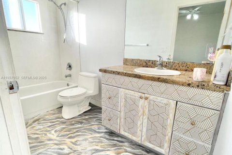 House in Miami, Florida 3 bedrooms, 321.44 sq.m. № 1994831 - photo 22