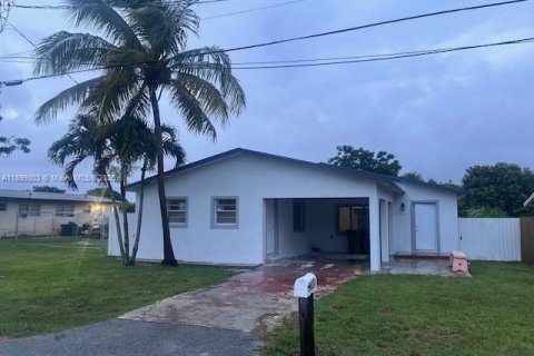 House in Miami, Florida 3 bedrooms № 1952343 - photo 1