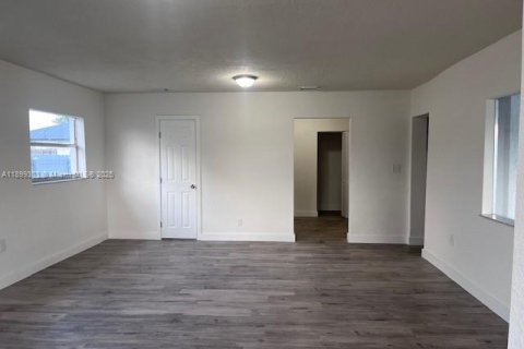 House in Miami, Florida 3 bedrooms № 1952343 - photo 4