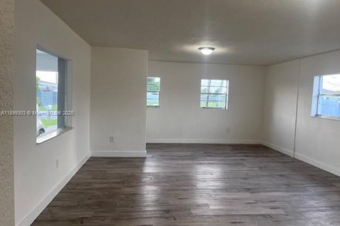 House in Miami, Florida 3 bedrooms № 1952343 - photo 3